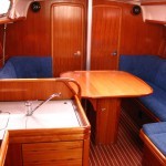 Salon an Bord der Segelyacht Bavaria 37 mit Blick nach vorn / Foto: Steffen Lelewel