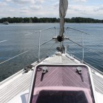 bug der segelyacht auf dem scharmützelsee