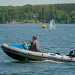 Begleitboot der Optimisten-Segelregatta auf dem Scharmützelsee