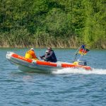 DLRG Motorboot in voller Fahrt auf dem Scharmützelsee