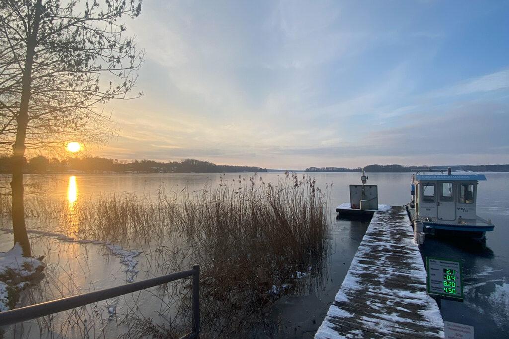 Der Scharmützelsee ist wieder zugefroren. Anfang der Woche erwarten wir Regenwetter und starken Wind. Da wird der See wieder auftauen.