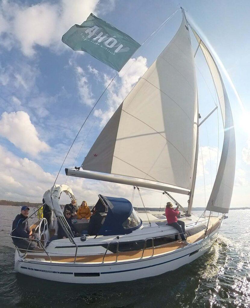 Moderne Segelyacht segelt auf dem Scharmützelsee