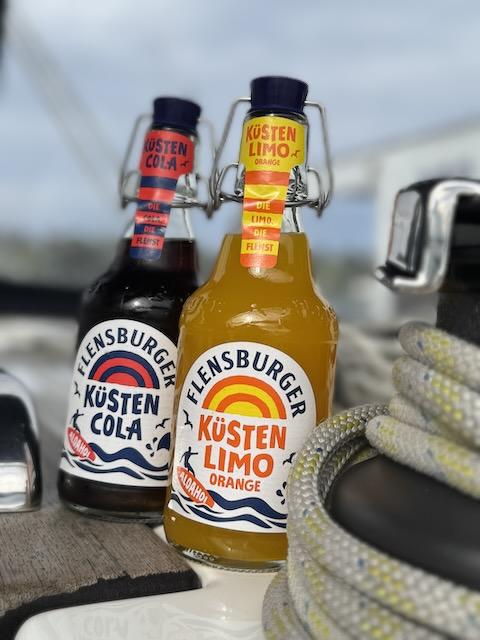 Küstenlimo und Küstencola in Nahaufnahme an Bord der Segelyacht