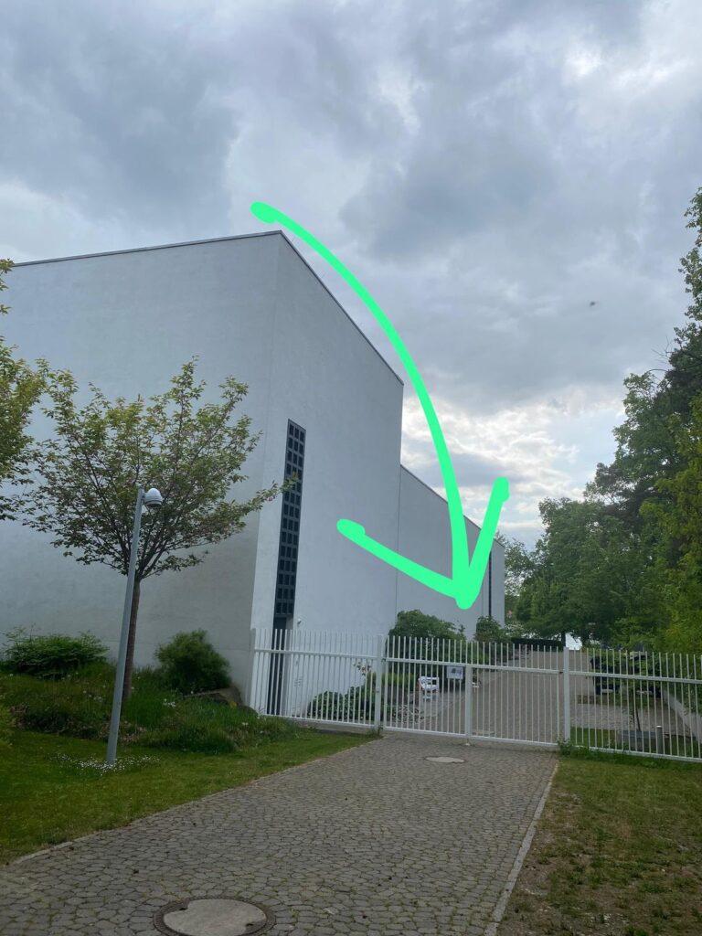 Hier an diesem Tor triffst Du den Segellehrer.